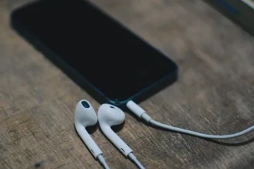 iPhone stuck in headphone mode
